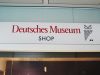 Deutsches Museum Shop am Flughafen München, Terminal 2, Spanntuchleuchtkasten, beleuchtet