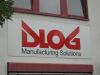 Weißes Dibondschild mit roter und schwarzer Folie beschriftet für die Firma DloG in München 
Montage von 089 Werbung