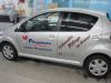 Silberner Pkw mit Fahrzeugbeschriftung für das Pflegeteam mit Herz in München